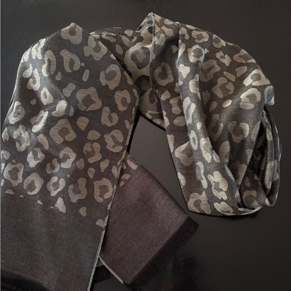 Animal Print Scarf Black Gray - Picture 2 of 5